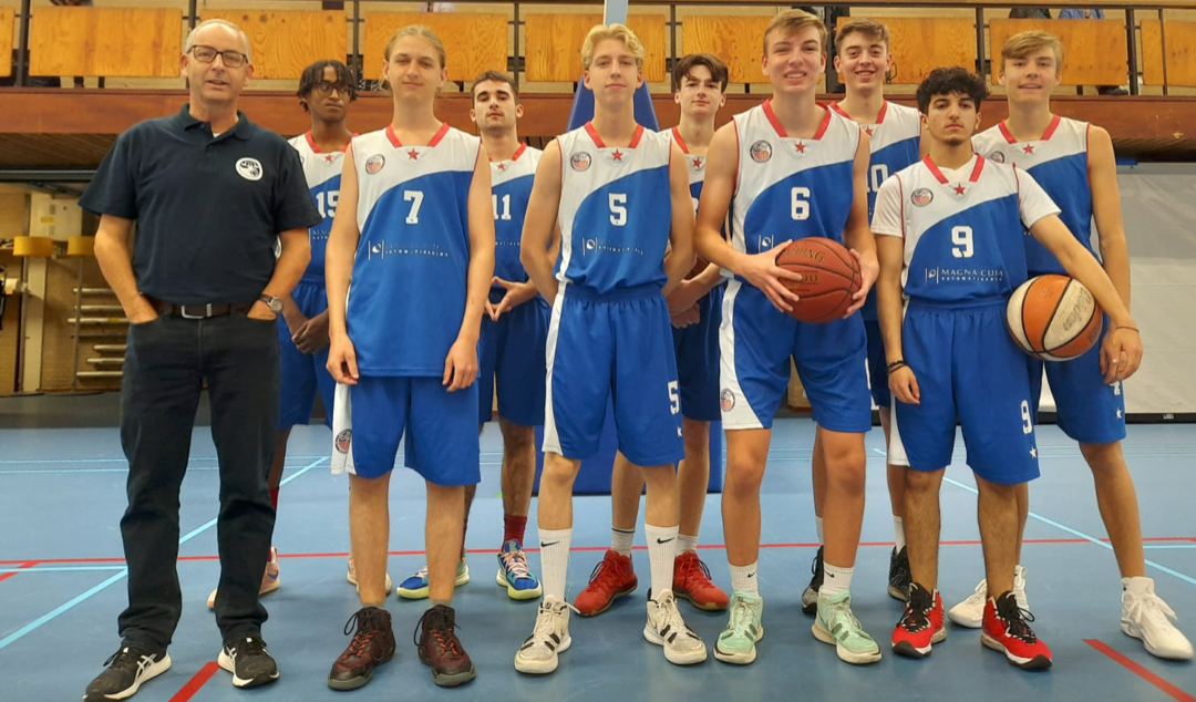 Mannen U20-1 op de foto met nieuwe coach Bram